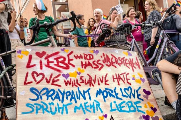 Bilder des Jahres 2024, News 08 August News Themen der Woche KW32 News Bilder des Tages Queere Demo mit Menschenkette nach Hass-Vandalismus gegen trans Menschen, München, 07.08.2024 Deutschland, München, 7. August 2024, Schild Liebe wird Hass überstehen vor dem queeren Zentrum LeZ, queere Demo mit Menschenkette nach dem Angriff auf queere Zentren in München, Demo mit über 1.000 Teilnehmern und Teilnehmerinnen, abends zwischen 19 und 20 Uhr, bilden eine Menschenkette in der Müllerstraße zwischen dem LeZ, lesbisch-queeres Zentrum und dem Sub, es hatte einen Sprayer-Angriff mit Hass-Parolen auf das LeZ gegeben, Regenbogenfahnen, Trans-Fahnen, Protest, Community, Solidarität, Demonstration, Bayern, bayerisch,