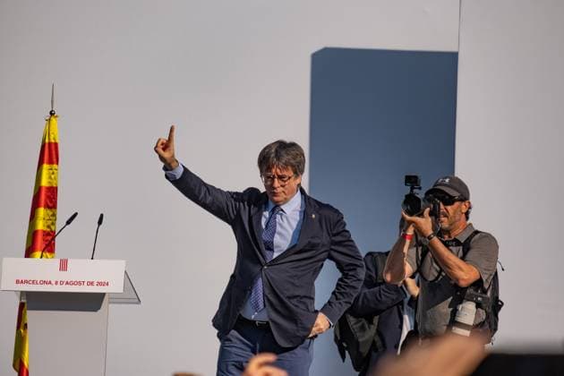 August 8, 2024, Barcelona, Catalonia, Spain: Former President of the Generalitat of Catalonia Carles Puigdemont seen on stage defying the arrest warrant issued by the Spanish justice system. Just a few hours before the start of the parliamentary investiture session of the leader of the Catalan Socialist Party, Salvador Illa, and after calling his followers together in defiance of the arrest warrant issued by the Spanish justice system, the former president of the Generalitat of Catalonia, Carles Puigdemont, has appeared in Barcelona, ??giving a speech to his supporters from the stage under the Arc de Triomf monument. Barcelona Spain - ZUMAs197 20240808_aaa_s197_069 Copyright: xPacoxFreirex