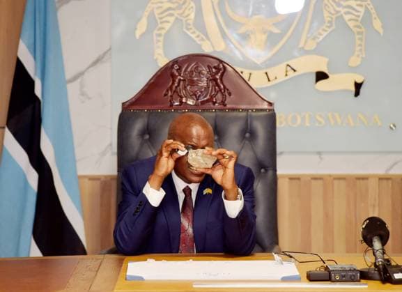 Bilder des Jahres 2024, News 08 August News Themen der Woche KW34 News Bilder des Tages (240823) -- GABORONE, Aug. 23, 2024 -- Botswanan President Mokgweetsi Masisi inspects the 2,492-carat diamond discovered in the Karowe Diamond Mine in north-central Botswana, in Gaborone, Botswana, on Aug. 22, 2024. The discovery of a 2,492-carat diamond was announced by Lucara Diamond Corp. Wednesday. It was the largest diamond ever discovered in Botswana and the second largest worldwide. TO GO WITH 2,492-carat diamond unearthed in Botswana (Photo by Xinhua) BOTSWANA-GABORONE-DIAMOND-2,492-CARAT TshekisoxTebalo