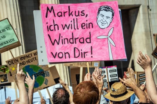 Bilder des Jahres 2024, News 09 September News Themen der Woche KW38 News Bilder des Tages Globaler Klimastreik von Fridays for Future, Königsplatz. Schild: Markus ich will ein Windrad von Dir!, München, 20. September 2024 Deutschland, München, 20. September 2024, Schild: Markus, ich will ein Windrad von Dir!, Globaler Klimastreik von Fridays for Future, auf dem Königsplatz, ca. 3000 bis 4000 Teilnehmer, Motto Now For Future , Teilnehmer demonstrieren für Klimagerechtigkeit, fordern klimagerechte Politik, Bayern,