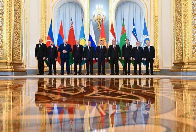 Bilder des Jahres 2024, News 10 Oktober News Themen der Woche KW41 News Bilder des Tages Russia CIS Summit 8781542 08.10.2024 Azerbaijani President Ilham Aliyev, Armenian Prime Minister Nikol Pashinyan, Belarusian President Alexander Lukashenko, Kazakh President Kassym-Jomart Tokayev, Russian President Vladimir Putin, Kyrgyz President Sadyr Japarov, Tajik President Emomali Rahmon, Turkmen President Serdar Berdimuhamedov, Uzbek President Shavkat Mirziyoyev and CIS Secretary General Sergy Lebedev pose for a group photo ahead of a meeting of the Commonwealth of Independent States (CIS) Heads of State Council at the Kremlin in Moscow, Russia. Kristina Kormilitsyna Sputnik Moscow Russia Copyright: xKristinaxKormilitsynax