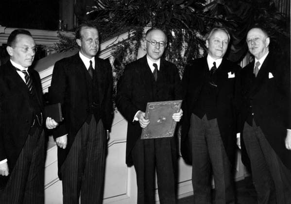Orig. caption... VERABFOLGUNG DES NOBELPREISES AN DEN SCHWEIZERISCHEN CHEMIKER PROF. RUZICKA. L Embassadeur suedios remet le prix Nobel de chimi au Professeur Ruzicka de l Ecole polytechnique fà dà rale à Zurich. Der Nobelpreisträger nach der Ueberreichung der Urkunde im Kreise der Ehrengäste. V. l. n. r. Prof. SAXER, Rector der ETH. , Baron BECK-FRIIS, swedischer Gesandter in Bern, Prof. RUZICKA, Nobelpreisträger, Prof. rohn, Präsi dent des Switzerland. Schulrates und Nationalrat Dr. WALTHER, Vice President of Switzerland. School rates. Orig. caption... THE NOBEL PRIZE IS AWARDED TO PROFESSOR RUZICKA IN ZÜRICH The Nobel laureate after the presentation. Fr. v. Professor Saxer, Rector der Eth, Swedish Minister Baron Beck-Friis, Profess Copyright: xXxXxXx RUZICKA, LEOPOLD