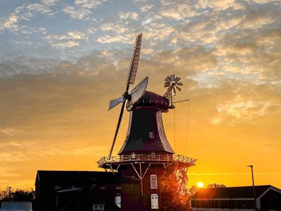 Bilder des Jahres 2024, News 10 Oktober News Themen der Woche KW42 Norden, Niedersachsen, Deutschland, Windmühle, Sonnenuntergang, Nordsee, ostfriesische Landschaft, Inseln, ländliche Idylle, traditionelle Architektur, Energiewende, erneuerbare Energien, Naturverbundenheit, Küstenregion, Nachhaltigkeit, Umweltbewusstsein, Klimawandel, fossile Brennstoffe, Energiekrise, ländliche Entwicklung, Tourismus, Wattenmeer, Inselhopping, kulturelles Erbe, Regionalität, Küstenschutz, Landschaftsschutz, friesische Traditionen, Regionalgeschichte. Copyright: xJOERANxSTEINSIEKx