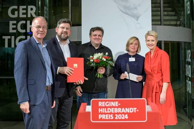 News Themen der Woche KW48 Bilder des Jahres 2024, News 11 November GER, Berlin, Verleihung Regine-Hildebrandt-Preis 2024, SPD, Politik im Atrium, Willy-Brandt-Haus, im Bild v.l.: Endstation Rechts ist eine Initiative, die sich seit 2006 gegen Rechtsextremismus und für eine offene, demokratische Gesellschaft engagiert 26.11. 2024, Copyright: HMBxMedia UwexKoch