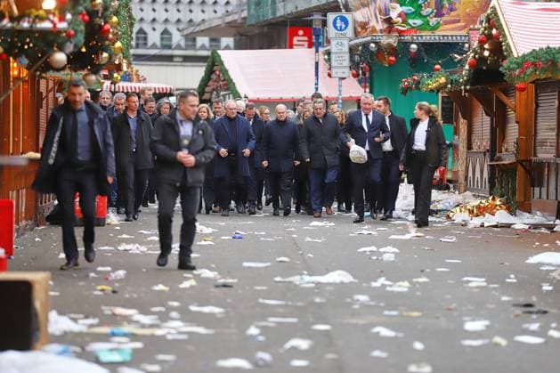 Bilder des Jahres 2024, News 12 Dezember Magdeburg, Sachsen-Anhalt, Deutschland, 21.12.2024: Alter Markt: Anschlag auf Magdeburger Weihnachtsmarkt: Bundeskanzler Olaf Scholz (SPD) besucht am Tag danach den Tatort, wo am Vorabend ein Auto in eine Menschenmenge gerast war. Unter anderem mit dabei Ministerpräsident von Sachsen-Anhalt Reiner Haseloff (CDU), CDU-Chef Friedrich Merz, Bundesministerin für Umwelt, Naturschutz, nukleare Sicherheit und Verbraucherschutz Steffi Lemke (Bündnis90 Die Grünen), Landtagspräsident Gunnar Schellenberger (CDU) Copyright: xdtsxNachrichtenagenturx dts_54458