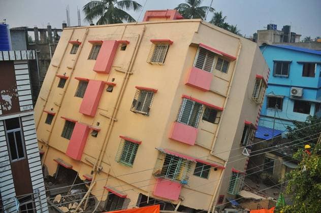 Bilder des Jahres 2025, News 01 Januar News Themen der Woche KW03 News Bilder des Tages Building Collapse In Kolkata s Vidyasagar Colony A large portion of the ground floor of a four-storey building in Vidyasagar Colony, Baghajatin, Kolkata, India, near Anirban Sangha, collapses on January 14, 2025, leaving the building dangerously tilted. Preliminary investigations indicate that inferior materials are used in the building s frame, sparking concerns regarding the quality of the building materials employed. Authorities from nearby areas rush to the scene to safeguard the locality and prevent more harm. As a precaution, nearby inhabitants are evacuated, although no casualties are reported yet. Senior police officials, representatives of the Disaster Management Group (DMG), and fire officials arrive at the location, and the build Copyright: xDebajyotixChakrabortyx originalFilename: chakraborty-notitle250114_npIW9.jpg