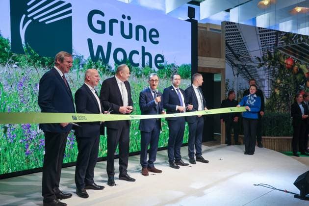 Bilder des Jahres 2025, News 01 Januar News Themen der Woche KW03 News Bilder des Tages Intrnationale Grüne Woche 2025. Eröffnungsrundgang. Eröffnung der Grünen Woche bei einem Ribbon Cutting. Vlnr. Dr. Christian von Boetticher, Vorsitzender der Bundesvereinigung der Deutschen Ernährungsindustrie; Kai Wegner, (CDU), Regierender Bürgermeister von Berlin; Joachim Ruckwied, Präsident Deutscher Bauernverband e.V.; Cem Özdemir (Bündnis 90 Die Grünen), Bundesminister für Ernährung und Landwirtschaft; Christophe Hansen, EU-Kommissar für Landwirtschaft und Ernährung; Dr. Mario Tobias, Vorsitzender der Geschäftsführung Messe Berlin. DEU, Deutschland, Berlin, 17.01.2025: