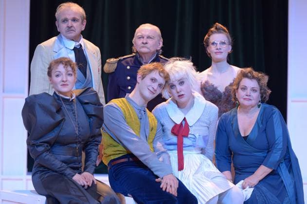 Victor oder Die Kinder an die Macht, Berlin, Berliner Ensemble, 08.02.2016, Regie: Nicolas Charaux Premiere: 10.02.2016 Mitwirkende: (hinten:) Norbert Stoss, Roman Kaminski (Der General), Anna von Haebler, (vorne): Nadine Kiesewalter, Raphael Dwinger (Victor), Karla Sengteller (Esther), Swetlana Schoenfeld Copyright Dominique Ecken, 08.02.2016 Berlin Deutschland, Germany