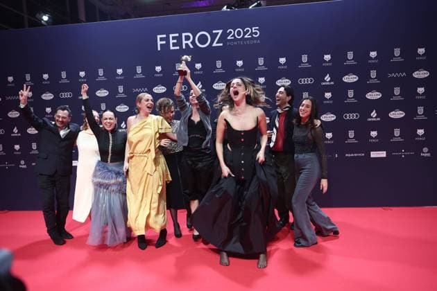 Bilder des Jahres 2025, Entertainment 01 Januar Entertainment Themen der Woche KW04 Entertainment Bilder des Tages Red carpet of the winners of the Feroz Awards 2025 The team of Salve María poses with the award for Best Dramatic Film, on the red carpet of the winners of the Feroz Awards 2025, at the Pazo da Cultura, on January 25, 2025, in Pontevedra, Galicia Spain The Feroz Awards are presented annually by the Asociación de Informadores Cinematográficos de Espana since 2014, with the aim of highlighting the best of the audiovisual production of the year, The event features the delivery of 21 statuettes, including awards for cinema, series and special recognitions such as the Feroz of Honor, which this year is awarded to director Jaime Chávarri 25 JANUARY 2025 PHOTOCALL CINE AWARDS FEROZ FEROZ FILM AWARDS ACTORS ACTORS DIRECTORS DIRECTORS FILMMAKERS AW Copyright: xEduardoxParrax 6477871