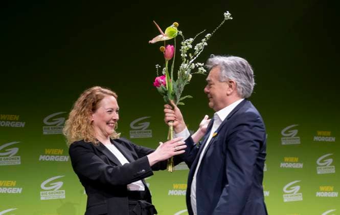 Bilder des Jahres 2025, News 02 Februar News Themen der Woche KW08 News Bilder des Tages photonews.at - Wien, 22.02.2025. Aufgrund der vorgezogenen Landtags- und Gemeideratswahlen treffen sie Wiener Gruenen zu ihrer 90. Landesversammlung unter dem Motto Wien Morgen in der Messe Wien und erstellen ihre Kandidatenliste für die Wahl. PHOTO: Gewaehlte Spitzenkandidatin der Wr. Gruenen Judith Puehringer mit Bundesvorsitzender der Gruenen Werner Kogler Vienna (AUSTRIA) - Due to the early state parliamentary and municipal council elections, the Vienna Greens meet for their 90th state assembly under the motto Vienna Tomorrow and draw up their list of candidates for the election. Wahlen, Gemeinderatswahlen, Landtagswahlen, Wien-Wahl, Grune, Landesversammlung, LV, Liste, Listenwahl, Blumen, Blumenstrauss 20250222 90