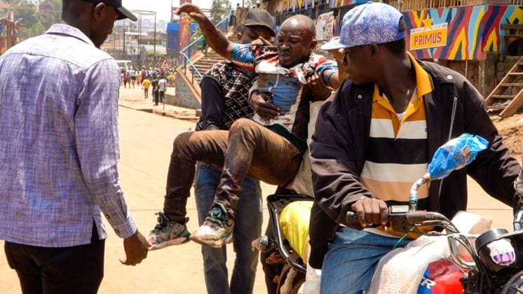 Bilder des Jahres 2025, News 02 Februar News Themen der Woche KW09 Bilder des Jahres 2025, News 02 Februar News Bilder des Tages DR Kongo, mehrere Tote nach Explosion in Bukavu (250227) -- BUKAVU, Feb. 27, 2025 -- The screenshot from a video shows people transferring a man injured in an explosion in Bukavu, South Kivu Province, the Democratic Republic of the Congo (DRC), on Feb. 27, 2025. Several explosions killed at least 11 people and injured 65 others on Thursday in Bukavu in the eastern Democratic Republic of the Congo (DRC), shortly after a political rally in support of the rebel March 23 Movement (M23). DR CONGO-BUKAVU-EXPLOSIONS ZanemxNetyxZaidi