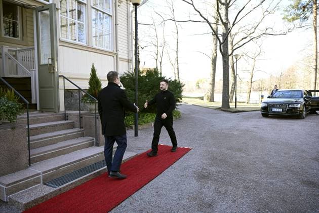 Finnish Prime Minister Petteri Orpo (L) welcomes visiting Ukrainian President Volodymyr Zelensky on the yard of the Prime Minister s official residence Kesäranta in Helsinki, Finland on March 19, 2025. President Zelensky and First Lady Zelenska are on an official visit to Finland. Helsinki Finland Copyright: xAnttixAimo-Koivistox LKFTJK20250319141409RQJW