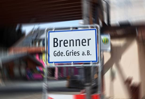! ACHTUNG BILD BEARBEITET ! Hier der Blick auf das Ortsschild, Ortstafel mit dem Schriftzug Brenner, Gemeinde Gries am Brenner, stark frequentiert, Stau, Beeinträchtigung im Urlaubsreiseverkehr, LKW, Tagesausflügler, Reiseverkehr, Transitstrecke,Nord Süd Verbindung ,Urlaubsverkehr, der Hintergrund wurde dynamisch verwischt