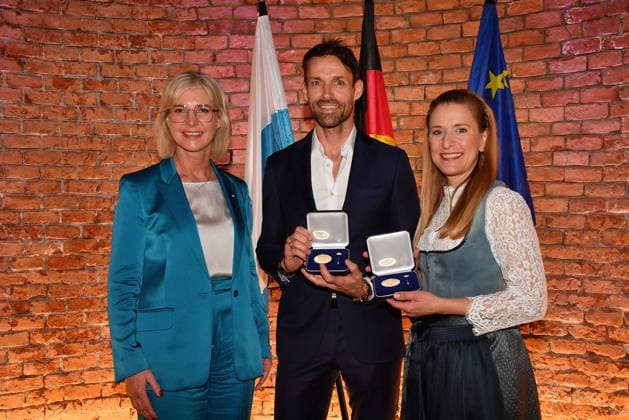 Bayerns Staatsministerin Ulrike Scharf, Sven Hannawald und Stefanie Hertel bei der Verleihung der Bayerischen Staatsmedaille fuer soziale Verdienste 2025 in der Allerheiligen-Hofkirche, Residenz am 3.04.2025 in Muenchen Bayerische Staatsmedaille fuer Stefanie Hertel und Sven Hannawald in Muenchen