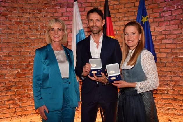Bayerns Staatsministerin Ulrike Scharf, Sven Hannawald und Stefanie Hertel bei der Verleihung der Bayerischen Staatsmedaille fuer soziale Verdienste 2025 in der Allerheiligen-Hofkirche, Residenz am 3.04.2025 in Muenchen Bayerische Staatsmedaille fuer Stefanie Hertel und Sven Hannawald in Muenchen