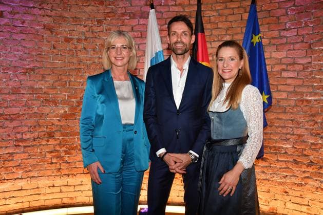 Bayerns Staatsministerin Ulrike Scharf, Sven Hannawald und Stefanie Hertel bei der Verleihung der Bayerischen Staatsmedaille fuer soziale Verdienste 2025 in der Allerheiligen-Hofkirche, Residenz am 3.04.2025 in Muenchen Bayerische Staatsmedaille fuer Stefanie Hertel und Sven Hannawald in Muenchen