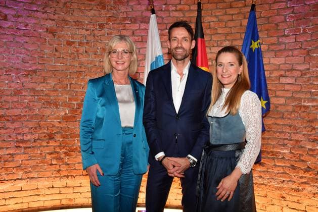Bayerns Staatsministerin Ulrike Scharf, Sven Hannawald und Stefanie Hertel bei der Verleihung der Bayerischen Staatsmedaille fuer soziale Verdienste 2025 in der Allerheiligen-Hofkirche, Residenz am 3.04.2025 in Muenchen Bayerische Staatsmedaille fuer Stefanie Hertel und Sven Hannawald in Muenchen