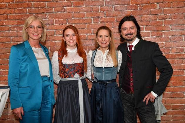 Bayerns Staatsministerin Ulrike Scharf, Johanna Mross, Stefanie Hertel und ihr Ehemann Lanny Lanner bei der Verleihung der Bayerischen Staatsmedaille fuer soziale Verdienste 2025 in der Allerheiligen-Hofkirche, Residenz am 3.04.2025 in Muenchen Bayerische Staatsmedaille fuer Stefanie Hertel und Sven Hannawald in Muenchen