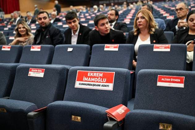 Bilder des Jahres 2025, News 04 April News Bilder des Tages Main Opposition Calls For Elections During Extraordinary Congress - Turkey An empty seat, reserved for arrested Istanbul Mayor Ekrem Imamoglu during the 21st Extraordinary Congress of CHP, convened under the theme The Will is the Nation , held in Ankara, Turkey on April 6, 2025. Ozgur Ozel, leader of the Republican People s Party (CHP) called an extraordinary congress, the move comes amid concerns that the party leadership could be removed through legal action after the arrest of the Mayor of Istanbul, Ekrem Imamoglu. The Mayor of Istanbul Ekrem Imamoglu, a member of opposition Republican People s Party (CHP) and the main challenger in the next presidential election, was jailed on corruption charges, sparking the country s largest wave of Copyright: xDIAxImages ABACAx