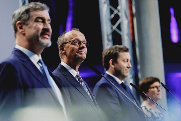 Bilder des Jahres 2025, News 04 April (L-R) Markus Soeder, Ministerpraesident von Bayern, Friedrich Merz, CDU-Parteivorsitzender, Lars Klingbeil, SPD-Parteivorsitzender und neuer Fraktionsvorsitzender der SPD-Bundestagsfraktion, und Saskia Esken, Bundesvorsitzender der SPD, aufgenommen im Rahmen einer Pressekonferenz nach erfolgreichen Koalitionsverhandlungen zwischen SPD und CDU CSU in Berlin, 09.04.2025. Berlin Deutschland Copyright: xFlorianxGaertnerx