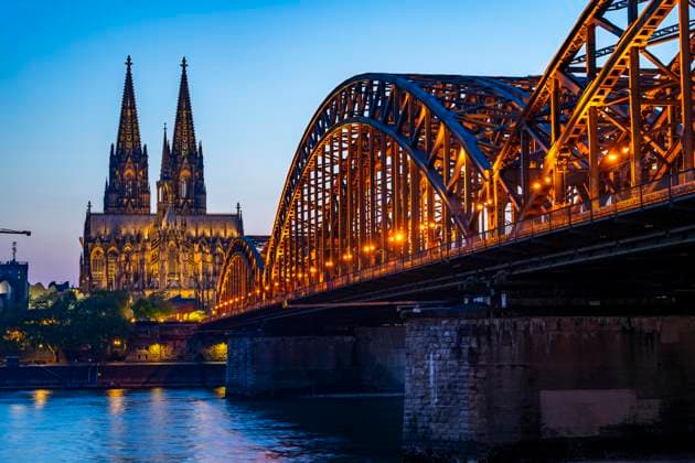 Bilder des Jahres 2025, News 04 April News Themen der Woche KW17 News Bilder des Tages Der Kölner Dom, erstrahlt seit Ostern 2025 in neuem Licht, die alten Metall-Dampf-Halogen-Lampen wurden durch übe 700 moderne LED-Lampen ersetzt, der Energieverbrauch wurde dadurch um rund vier Fünftel reduziert, die Lichtqualität erheblich verbessert und die Lichtemissionen stark reduziert, 12 KM Kabel wurden dafür neu verlegt, Hohenzollernbrücke, Eisenbahnbrücke über den Rhein, NRW, Deutschland, Kölner Dom Beleuchtung