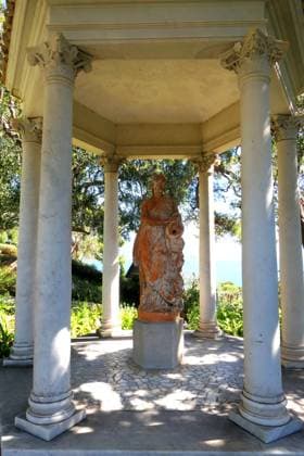 Villa et jardins Ephrussi de Rothschild Sylvestre MAXPPP saint jean cap ferrat France 30 04 2025 villa ephrussi de rothschild, temple statue A palace built during the Belle Epoque and its magnificent gardens Located between Nice and Monaco, overlooking the Mediterranean, the Villa Ephrussi de Rothschild is a magnificent palace surrounded by nine themed gardens French garden, Spanish garden, Florentine garden, lapidary garden, Japanese garden, exotic garden, Provencal garden, roseraie Villa et jardins Ephrussi de Rothschild Saint Jean Cap Ferrat France April 30 2025 A villa built during the Belle Epoque and its magnificent gardens Located between Nice and Monaco, overlooking the Mediterranean, the Villa Ephrussi de Rothschild is a magnifice Copyright: xMAXPPPxSylvestrex SYL202504306164 SYL202504306164