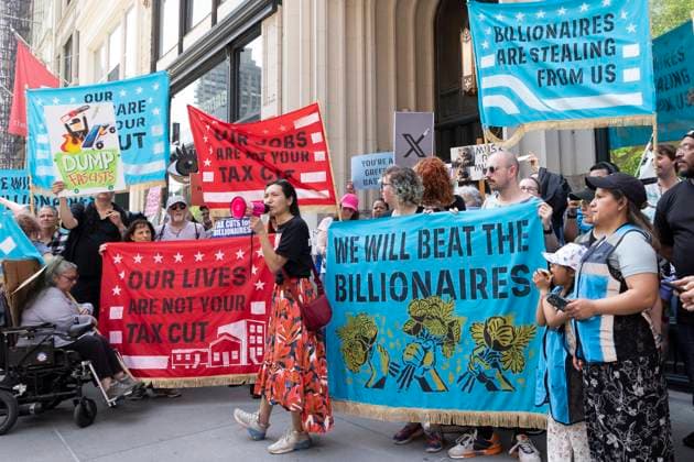 Bilder des Jahres 2025, News 05 Mai News Themen der Woche KW18 News Bilder des Tages May 3, 2025, New York, New York, USA: Demonstrators hold signs and banners that read WE WILL BEAT THE BILLIONAIRES BILLIONAIRES ARE STEALING FROM US OUR LIVES ARE NOT YOUR TAX CUT OUR JOBS ARE NOT YOUR TAX CUT DUMP FASCISTS while listening to ALICE HU, climate organizer with Planet Over Profit at a protest against oligarchy outside the Flatiron neighborhood home of J. Bezos, owner of Amazon. Beginning at the Meatpacking District Tesla showroom protesters march to the offices of Palantir, makers of spy software, billionaire D. Sacks venture capital fund, then Bezo s home. Chanting â€oeTax the rich,†people take part in a â€oeTesla Takedown†Global Day of Action organized by the climate group Planet Over Profit de - ZUMAr174 20250503_znp_r174_041 Copyright: xGinaxMxRandazzox