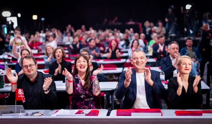 Bilder des Jahres 2025, News 05 Mai News Themen der Woche KW19 (L-R) Soeren Pellmann, DIE LINKE, Heidi Reichinnek, DIE LINKE, Jan van Aken, Parteivorsitzender von DIE LINKE, Ines Schwerdtner, Parteivorsitzende von DIE LINKE, waehrend der dritten Tagung des neunten Parteitages der Partei DIE LINKE in Chemnitz, 09.05.2025. Chemnitz Deutschland Copyright: xAmreixSchulzx