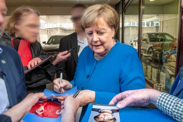 Bilder des Jahres 2025, News 05 Mai News Themen der Woche KW20 Angela Merkel, Ex-Bundeskanzlerin, gibt wartenden Fans Autogramme, nach ihrer Lesung bei Hugendubel, München, 12. Mai 2025 Deutschland, München, 12. Mai 2025, Angela Merkel, 70, Bundeskanzlerin von 2005-2021, CDU, gibt wartenden Fans Autogramme, signiert Porträtfotos, nach einer Lesung bei der Buchhandlung Hugendubel am Stachus, Bayern, bayerisch,
