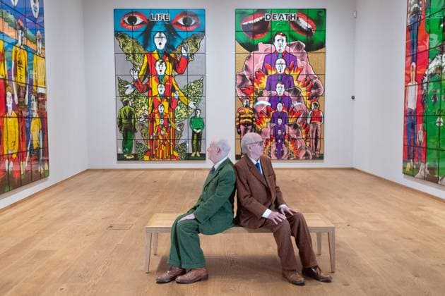 Bilder des Jahres 2025, Entertainment 05 Mai Entertainment Themen der Woche KW20 Gilbert & George Press Preview of Death Hope Life Fear.. - Gilbert & George Centre, London,UK Gilbert Proesch (in green) and George Passmore pose in front of Life and Death (1984) as part of their latest exhibition Death Hope Life Fear.. at Gilbert & George Centre, London, England, UK on Wednesday 14 May, 2025., Credit:Justin Ng Avalon UK, England, London, Gilbert & George Centre Copyright: xJustinxNgx xAvalonx 0998952498