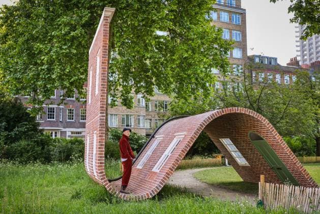 Bilder des Jahres 2025, Entertainment 05 Mai Entertainment Themen der Woche KW21 News Bilder des Tages Clerkenwell Design Week photocall, London, UK London, UK. 20th May, 2025. A major new public artwork by Alex Chinneck, commissioned by the festival. Entitled ˜A Week At The Knees™, the 5m tall sculpture, a life-sized brick house facade, champions British manufacturing. Clerkenwell Design Week returns to London™s EC1 from 20 22 May 2025, marking its largest and most dynamic edition to date., Credit:Imageplotter Avalon Copyright: xImageplotterx xAvalonx 1001304813