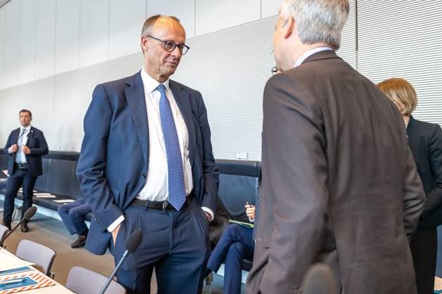 Fraktionssitzung CDU CSU Bundeskanzler Friedrich Merz (CDU) und Jens Spahn Vorsitzender der Unionsfraktion, bei einer Fraktionssitzung am 20.05.2025 in Berlin. Berlin Berlin Deutschland Bundestag