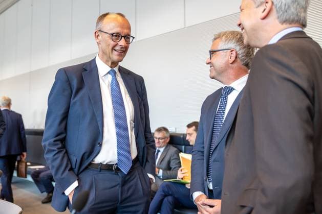 Fraktionssitzung CDU CSU Bundeskanzler Friedrich Merz (CDU) und Jens Spahn Vorsitzender der Unionsfraktion, bei einer Fraktionssitzung am 20.05.2025 in Berlin. Berlin Berlin Deutschland Bundestag