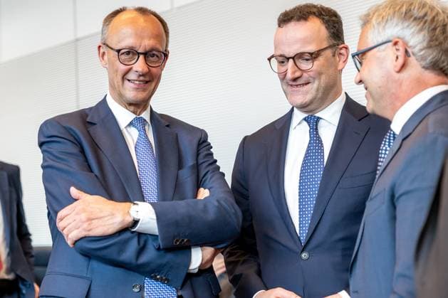 Fraktionssitzung CDU CSU Bundeskanzler Friedrich Merz (CDU) und Jens Spahn Vorsitzender der Unionsfraktion, bei einer Fraktionssitzung am 20.05.2025 in Berlin. Berlin Berlin Deutschland Bundestag