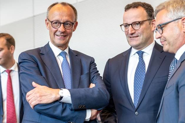 Fraktionssitzung CDU CSU Bundeskanzler Friedrich Merz (CDU) und Jens Spahn Vorsitzender der Unionsfraktion, bei einer Fraktionssitzung am 20.05.2025 in Berlin. Berlin Berlin Deutschland Bundestag