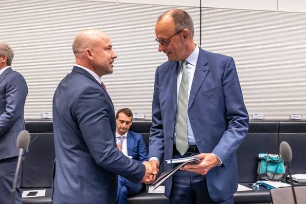 Fraktionssitzung CDU CSU Bundeskanzler Friedrich Merz (CDU) und Alexander Hoffmann, CSU Landesgruppenvorsitzender bei einer Fraktionssitzung am 3.06.2025 in Berlin. Berlin Berlin Deutschland Bundestag