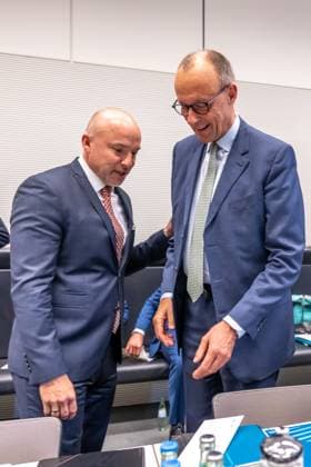 Fraktionssitzung CDU CSU Bundeskanzler Friedrich Merz (CDU) und Alexander Hoffmann, CSU Landesgruppenvorsitzender bei einer Fraktionssitzung am 3.06.2025 in Berlin. Berlin Berlin Deutschland Bundestag