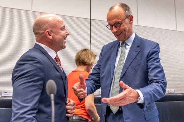 Fraktionssitzung CDU CSU Bundeskanzler Friedrich Merz (CDU) und Alexander Hoffmann, CSU Landesgruppenvorsitzender bei einer Fraktionssitzung am 3.06.2025 in Berlin. Berlin Berlin Deutschland Bundestag