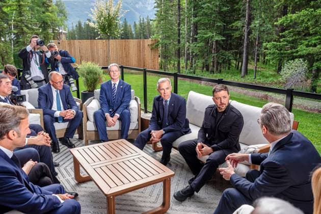 Bilder des Jahres 2025, News 06 Juni News Themen der Woche KW25 News Bilder des Tages Kananaskis, Alberta, Kanada, 17.06.2025: Mountain Lodge: G7-Gipfel 2025: L-R: Japans Premierminister Shigeru Ishiba, Frankreichs Präsident Emmanuel Macron, Bundeskanzler Friedrich Merz (CDU), US-Finanzminister Scott Bessent, Kanadas Premierminister Mark Carney, der ukrainische Präsident Wolodymyr Selenskyj, Britischer Premierminister Keir Starmer (Foto: Michael Kappeler Pool) Copyright: xMichaelxKappeler Pool dtsxNachrichtenagenturx dts_71216