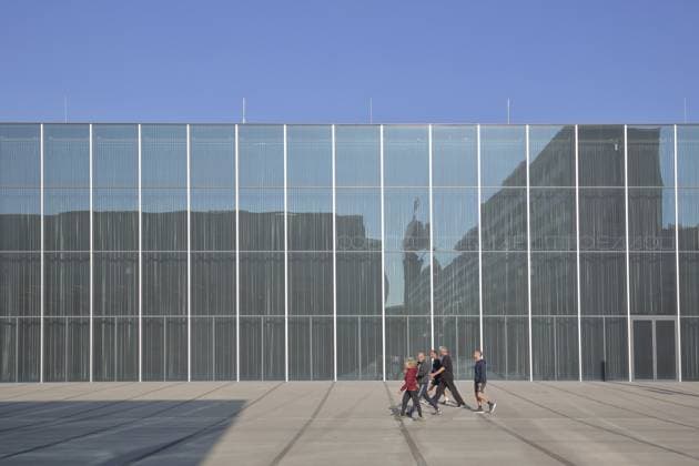 Fußgänger am Bauhaus Museum, moderner Glasbau, Glasfenster, Dessau, Dessau-Roßlau, Sachsen-Anhalt, Deutschland, Europa Pedestrian at the Bauhaus Museum, modern glass construction, glass window, Dessau, Dessau-Roßlau, Saxony-Anhalt, Germany, Europe Copyright: imageBROKER GeraldxAbele iblgda14054160.jpg