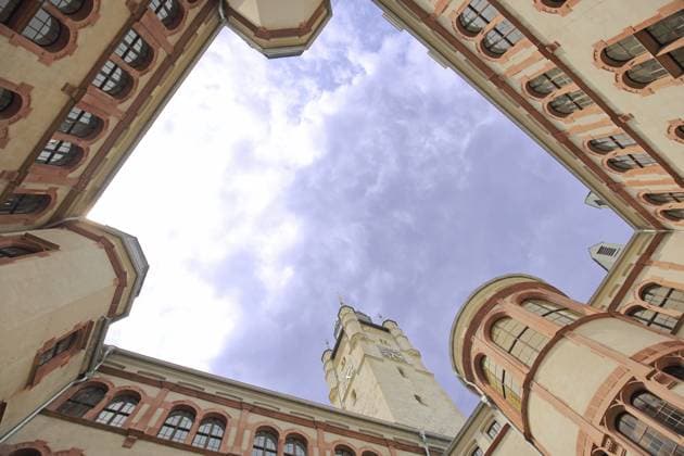 Innenhof vom Rathaus erbaut 1901, Blick nach oben, Perspektive, Turm, Dessau, Dessau-Roßlau, Sachsen-Anhalt, Deutschland, Europa Inner courtyard of the town hall built in 1901, view upwards, perspective, tower, Dessau, Dessau-Roßlau, Saxony-Anhalt, Germany, Europe Copyright: imageBROKER GeraldxAbele iblgda14054371.jpg