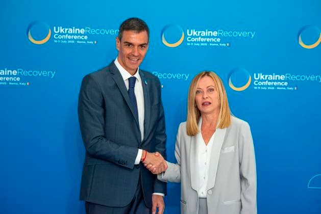 Rome, Lazio, Italy: ROME, LAZIO, ITALY - 2025 7 10: Ukraine Recovery Conference 10-11 July 2025, (R) Giorgia Meloni Prime Minister of Italian government welcomes to Spanish Prime Minister Pedro Sanchez, (L) during the Ukraine Recovery Conference 2025. After the editions of Lugano, London and Berlin, the goal of the fourth edition conference hosted in Rome is the long-term reconstruction of Ukraine after the war, the goals will be the reconstruction and protection of energy infrastructure, demining, rehabilitation of destroyed areas. Rome Italy - ZUMA New 20250710_zea_p169_404 Copyright: xPasqualexGargano Kontrolabx