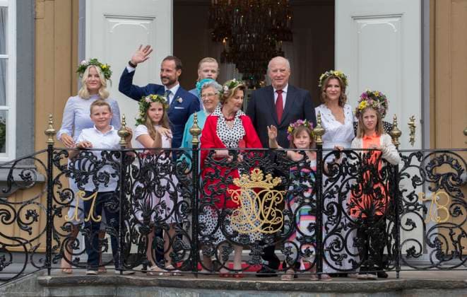 Prinzessin Astrid von Norwegen ist tot Le prince Sverre Magnus, la princesse Ingrid Alexandra, la princesse Mette Marit, le prince Haakon, Marius Borg Hoiby , la princesse Astrid, la reine Sonja, le roi Harald, la princesse Martha Louise, Emma Tallulah Behn, Maud Angelica Behn, Leah Isadora Behn - La famille royale de Norvège lors de la garden party du jubilé des 25 ans de règne du roi Harald de Norvège à Trondheim le 23 juin 2016. King Harald celebrates his 25 year jubilee as King of Norway in with a visit with King s Ship Norge and other members of the Royal Family in Trondheim Trondheim Norvège