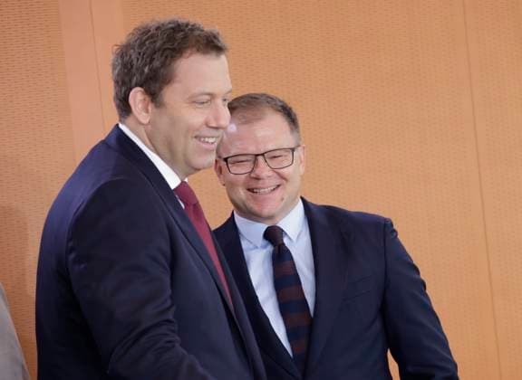 Lars Klingbeil, Bundesminister der Finanzen , Carsten Schneider, Bundesminister für Umwelt, Klimaschutz, Naturschutz und nukleare Sicherheit, Deutschland, Berlin, Bundeskanzleramt, Das Bundeskabinett befasst sich in seiner 12. Sitzung am 30. Juli 2025 unter anderem mit dem Gesetzentwurf über die Feststellung des Bundeshaushaltsplans für das Haushaltsjahr 2026 und dem Beschluss über den Finanzplan des Bundes 2025 bis 2029.