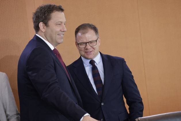 Lars Klingbeil, Bundesminister der Finanzen , Carsten Schneider, Bundesminister für Umwelt, Klimaschutz, Naturschutz und nukleare Sicherheit, Deutschland, Berlin, Bundeskanzleramt, Das Bundeskabinett befasst sich in seiner 12. Sitzung am 30. Juli 2025 unter anderem mit dem Gesetzentwurf über die Feststellung des Bundeshaushaltsplans für das Haushaltsjahr 2026 und dem Beschluss über den Finanzplan des Bundes 2025 bis 2029.