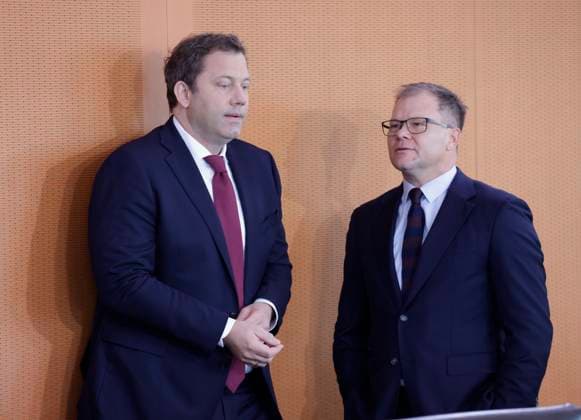 Lars Klingbeil, Bundesminister der Finanzen , Carsten Schneider, Bundesminister für Umwelt, Klimaschutz, Naturschutz und nukleare Sicherheit, Deutschland, Berlin, Bundeskanzleramt, Das Bundeskabinett befasst sich in seiner 12. Sitzung am 30. Juli 2025 unter anderem mit dem Gesetzentwurf über die Feststellung des Bundeshaushaltsplans für das Haushaltsjahr 2026 und dem Beschluss über den Finanzplan des Bundes 2025 bis 2029.