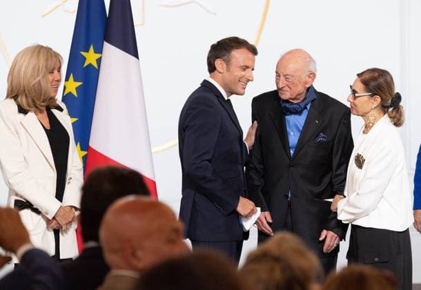 Brigitte and Emmanuel Macron, Edgar Morin and his wife - Le président de la République française, Emmanuel Macron reçoit le sociologue Edgar Morin, à l occasion de ses 100 ans, au palais de l Elysée à Paris, France, le 8 juillet 2021. Jacques Witt Pool Bestimage French President Emmanuel Macron meets Edgar Morin at Elysee Palace, in Paris, France, on July 8, 2021. Paris France