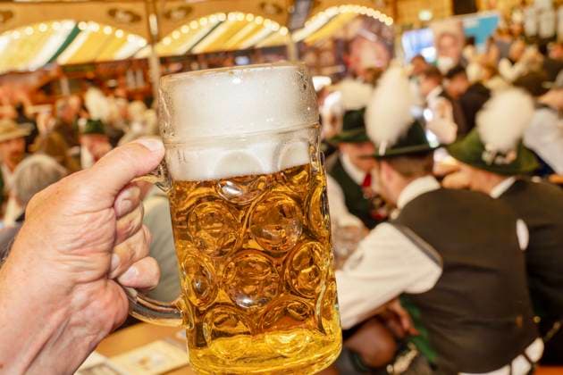Mass Bier, Augustiner, beim Aubinger Herbstfest, Festzelt, München, 6. September 2025 Deutschland, München, 6. September 2025, Maß Bier, Augustiner, beim Aubinger Herbstfest, Festzelt, Festzeltbesucher in bayerischer Tracht, Bayern