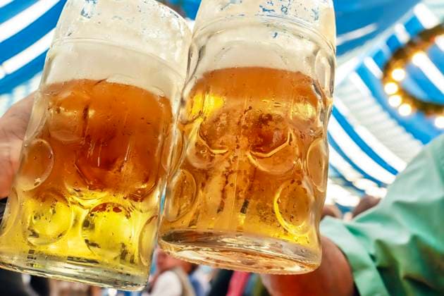 Radlermaß, Gäste stoßen mit ihrer Radlermaß im Bierzelt an, Volksfest, Abensberg, September 2025 Deutschland, Abensberg, 8. September 2025, Radlermaß auf dem Volksfest, Gäste stoßen mit ihrer Radlermaß an, eine klassische Radlermaß ist gemischt aus Bier mit Zitronenlimonade, Helles, Limonade, das Biermischgetränk enthält dadurch viel weniger Alkohol, ist leichter als eine Maß Bier, 1 Liter Maßkrug, Gillamoos ist ein traditionelles bayerisches Volksfest, Bayern,