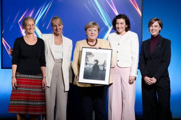 Bilder des Jahres 2025, News September 09 News Bilder des Tages Bundesministerin Dorothee Bär, Bundeskanzlerin a.D., Angela Merkel Bundesministerin Dorothee Bär, Bundeskanzlerin a. D., Angela Merkel, Ausstellung, Unsichtbare Wissenschaftlerinnen - Versäumte Bilder , Bundesministerium für Forschung, Technologie und Raumfahrt, Gesine Born Berlin Berlin GER